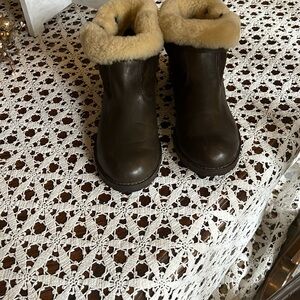 Low boot fur trimming never worn.
Neutral color (taupe)